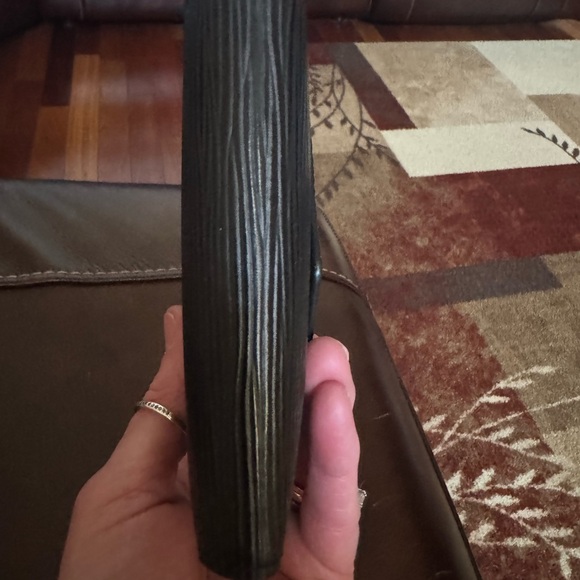 Authentic LV Epi Leather Wallet in excellent new condition. Used only once. - Picture 3 of 8